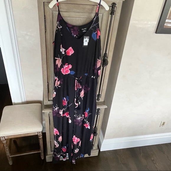 City Chic Plus Size Spring Lotus Jumpsuit
Plus size 20 - Picture 10 of 11